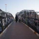 Il cavalcavia permette ai pedoni di giungere in via Capruzzi oltrepassando la ferrovia. Molti innamorati lasciano qui il lucchetto con le proprie iniziali, come avviene sul ponte Milvio a Roma